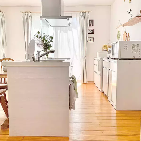 「「光をまとう、開放的な佇まい。すっきりと整えながら、自分らしさも楽しむ白いキッチン」 by koko_hikaさん」の画像