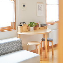 「心地よく暮らしに寄り添ってくれる、バーチ材の半円形テーブル」 by ma.home___さん