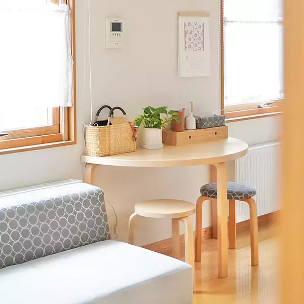 「「心地よく暮らしに寄り添ってくれる、バーチ材の半円形テーブル」 by ma.home___さん」の画像