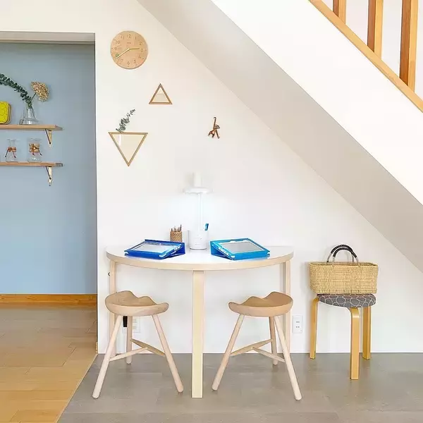 「「心地よく暮らしに寄り添ってくれる、バーチ材の半円形テーブル」 by ma.home___さん」の画像