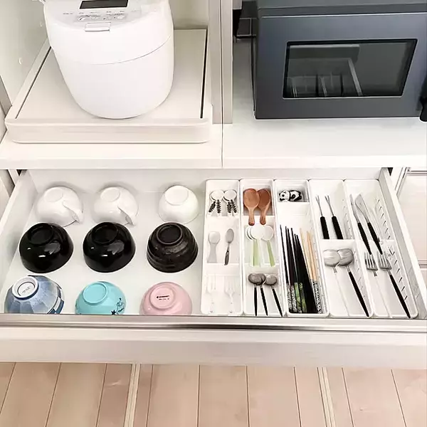 「キッチンのきれいを保ちやすい、物を置かずにすっきり暮らすコツ」の画像