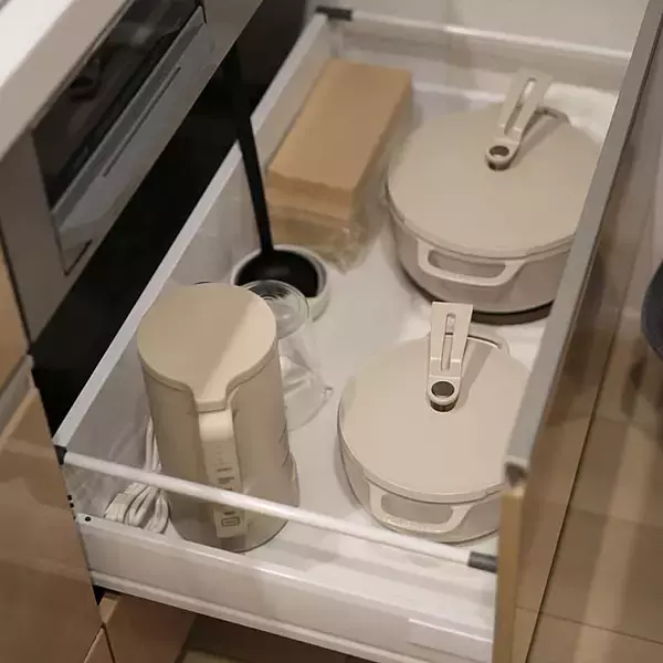 「キッチンのきれいを保ちやすい、物を置かずにすっきり暮らすコツ」の画像