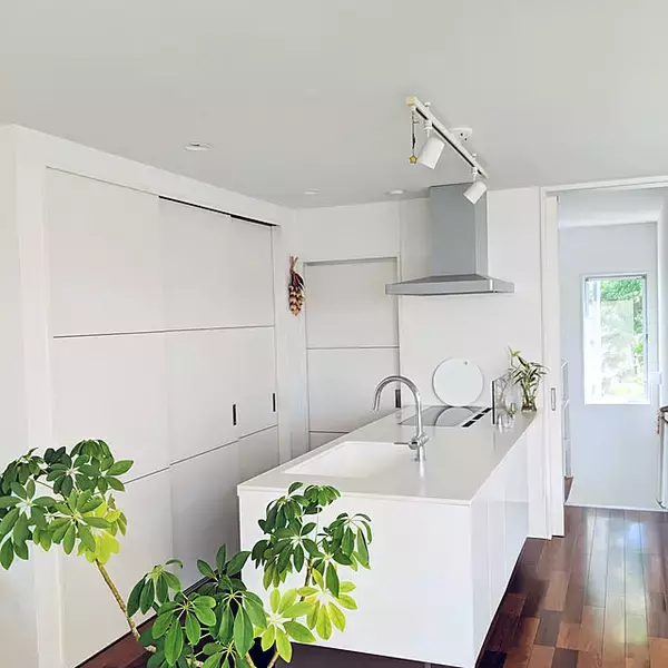 「キッチンのきれいを保ちやすい、物を置かずにすっきり暮らすコツ」の画像