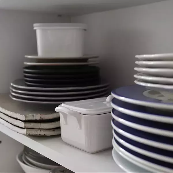 「キッチンのきれいを保ちやすい、物を置かずにすっきり暮らすコツ」の画像