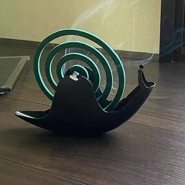 「夏の必需品をインテリアでも楽しむ♪デザインで魅せる蚊取り線香カバー」の画像