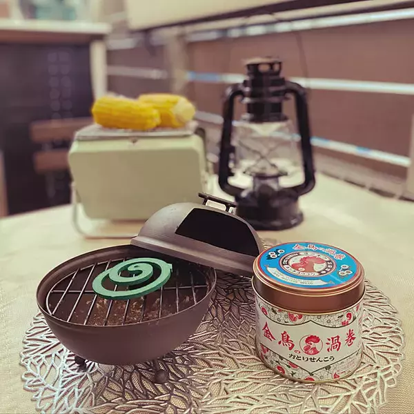 「夏の必需品をインテリアでも楽しむ♪デザインで魅せる蚊取り線香カバー」の画像