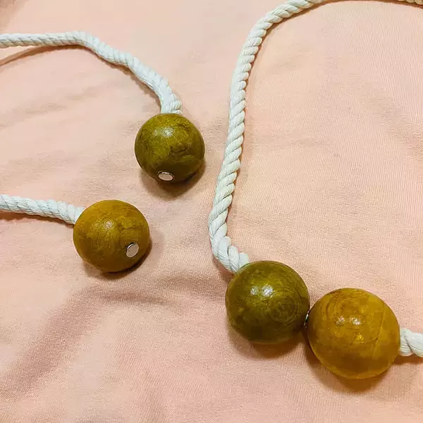 「手づくりで自分好みに♪暮らしになじむカーテンタッセルのDIY実例6選」の画像