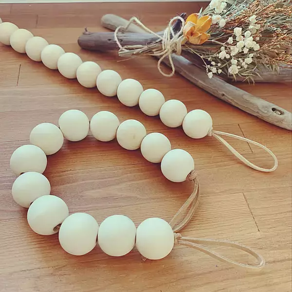 「手づくりで自分好みに♪暮らしになじむカーテンタッセルのDIY実例6選」の画像