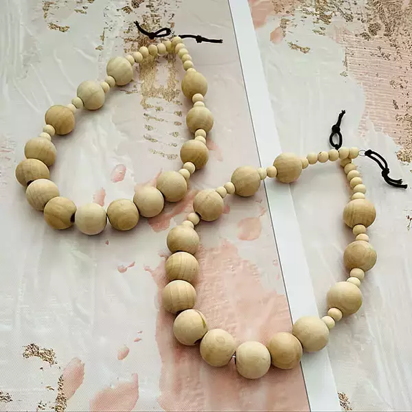 「手づくりで自分好みに♪暮らしになじむカーテンタッセルのDIY実例6選」の画像