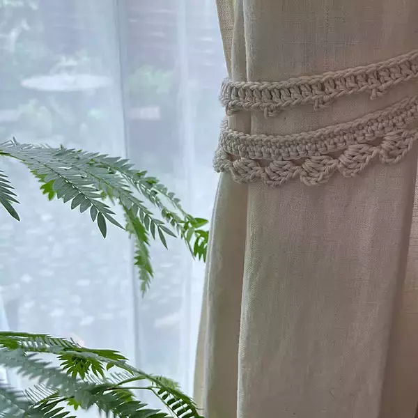 「手づくりで自分好みに♪暮らしになじむカーテンタッセルのDIY実例6選」の画像