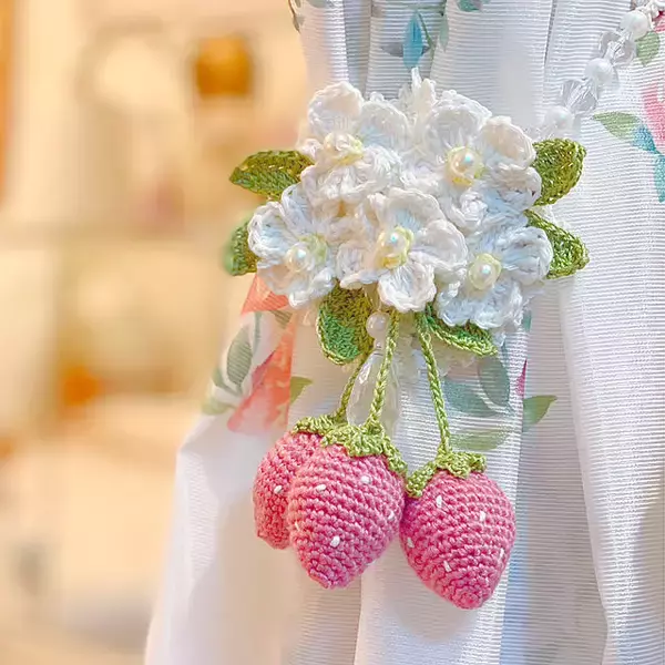 「手づくりで自分好みに♪暮らしになじむカーテンタッセルのDIY実例6選」の画像