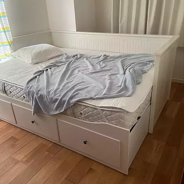 「狭いお部屋も広く見せる♪収納付き家具で叶えるすっきりした暮らし」の画像