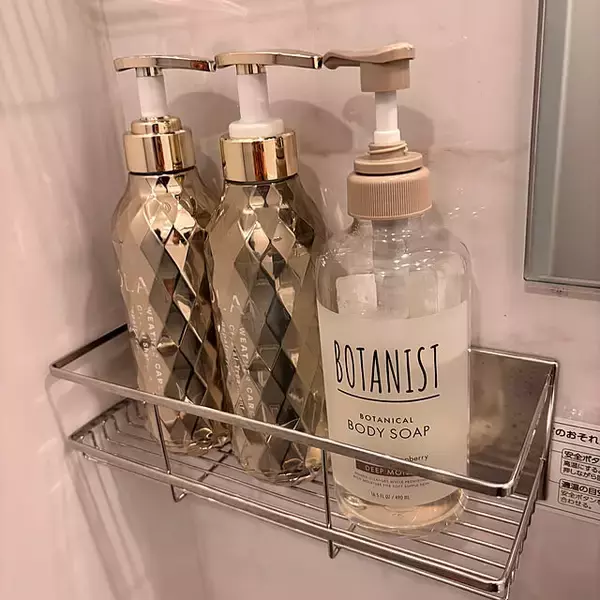 「ぬめりやカビから卒業！水切れ抜群で衛生的なシャンプーの置き方6選」の画像