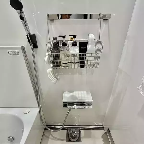 「ぬめりやカビから卒業！水切れ抜群で衛生的なシャンプーの置き方6選」の画像