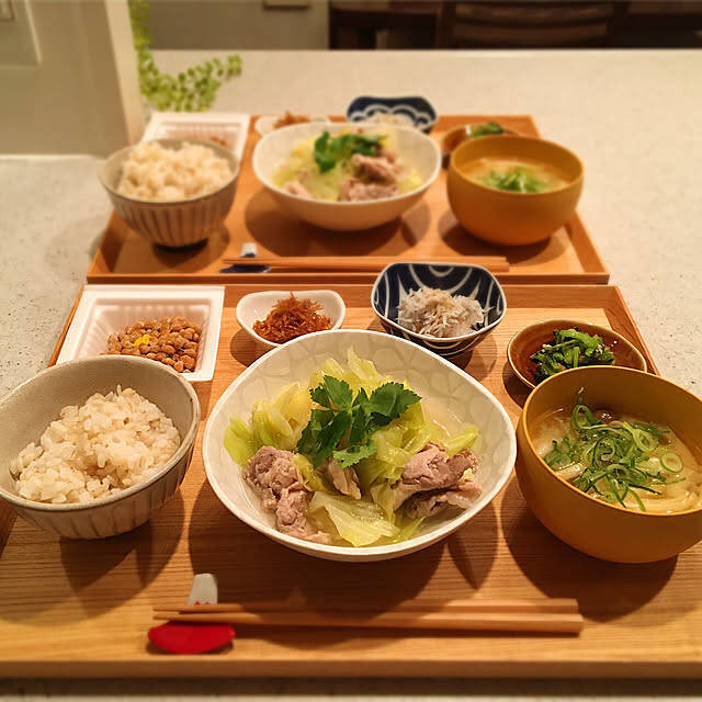 暮らしにやさしくなじむ♪無印良品の木製トレーで叶える、整った食卓とキッチン