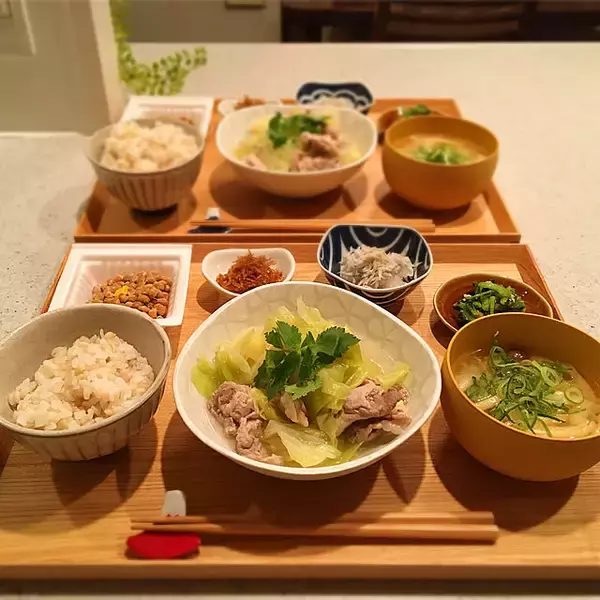 「暮らしにやさしくなじむ♪無印良品の木製トレーで叶える、整った食卓とキッチン」の画像