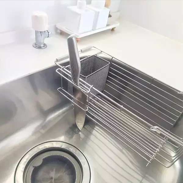 「清掃性と収納力を高めて家事ストレスを減らす！シンク周りを使いやすくするアイデア10選」の画像