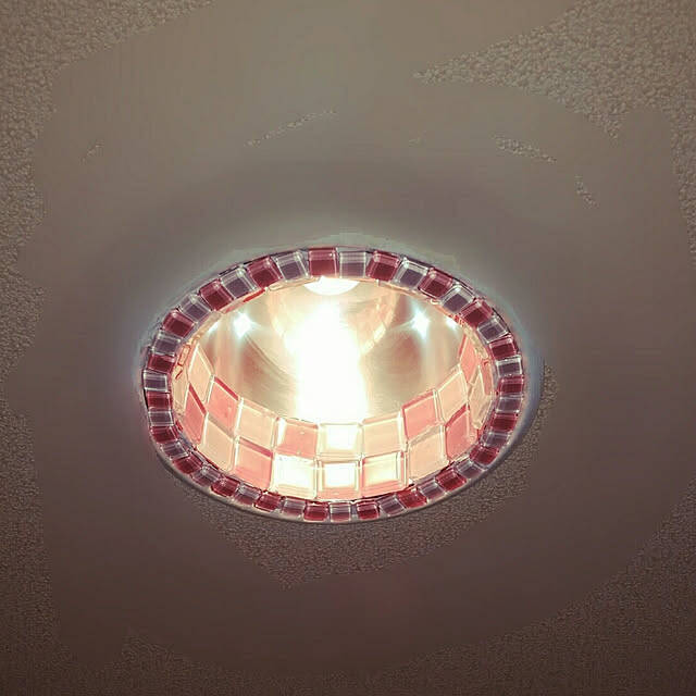 美しい輝きをインテリアに♪ダイソーのガラスタイルを使ったリメイク&DIY