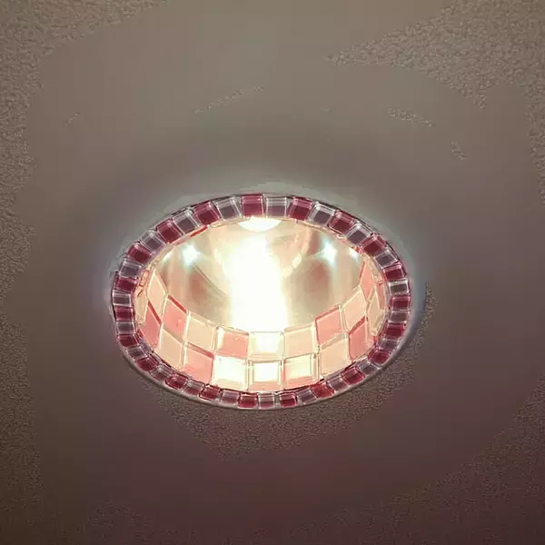 「美しい輝きをインテリアに♪ダイソーのガラスタイルを使ったリメイク&DIY」の画像