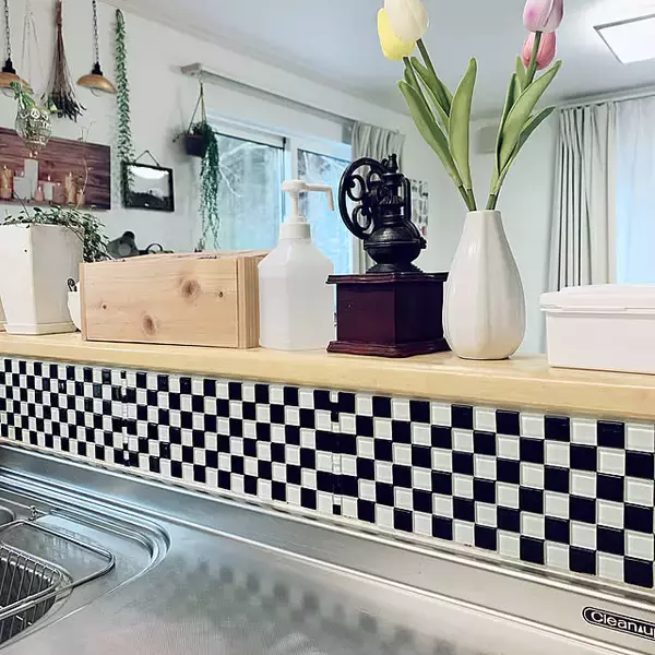 「美しい輝きをインテリアに♪ダイソーのガラスタイルを使ったリメイク&DIY」の画像