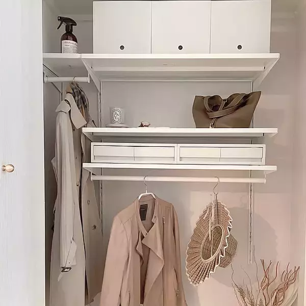 「見た目も使いやすさも整う理想の空間に！IKEAの収納アイテムで自分らしいクローゼットを作りませんか」の画像