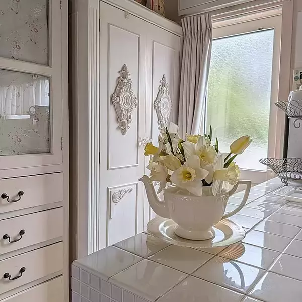 「「白とグレーをベースに。愛着ある家具や花を愛でるシックな空間づくり」 by acocoさん」の画像