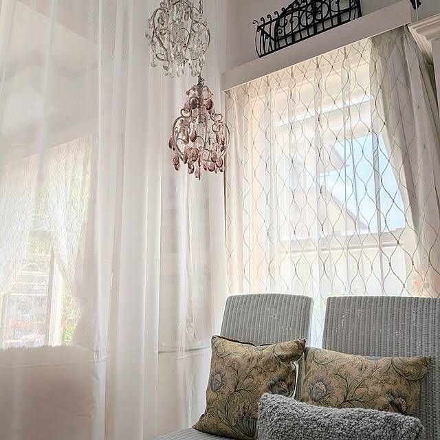 「白とグレーをベースに。愛着ある家具や花を愛でるシックな空間づくり」 by acocoさん