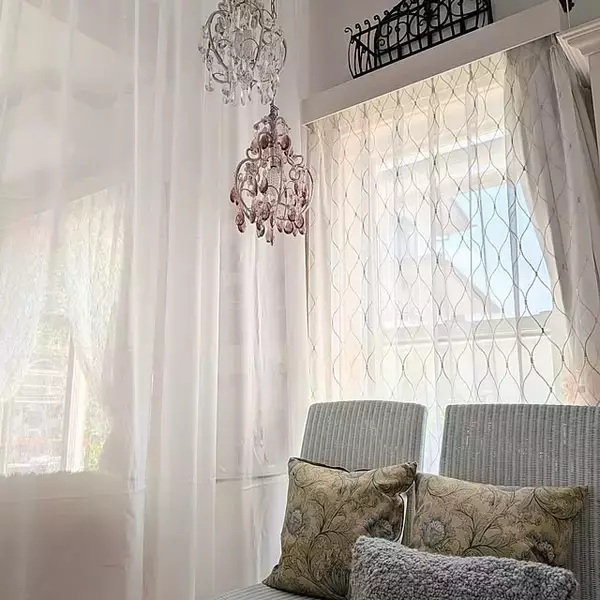 「「白とグレーをベースに。愛着ある家具や花を愛でるシックな空間づくり」 by acocoさん」の画像
