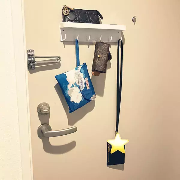 「貼るだけで簡単収納！マグネットアイテムを使って便利になった収納の実例」の画像