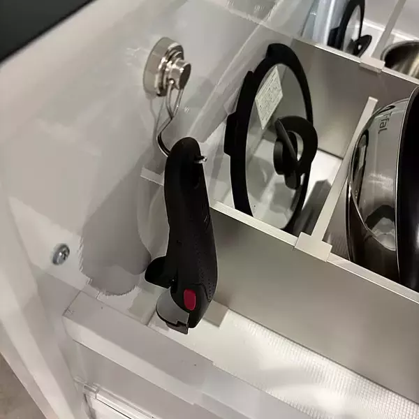 「貼るだけで簡単収納！マグネットアイテムを使って便利になった収納の実例」の画像