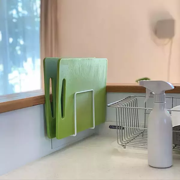 「貼るだけで簡単収納！マグネットアイテムを使って便利になった収納の実例」の画像