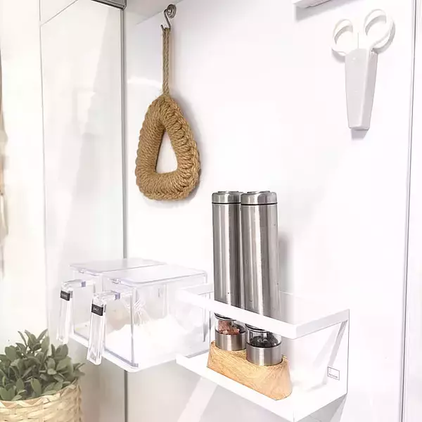 「貼るだけで簡単収納！マグネットアイテムを使って便利になった収納の実例」の画像