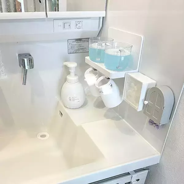 「貼るだけで簡単収納！マグネットアイテムを使って便利になった収納の実例」の画像