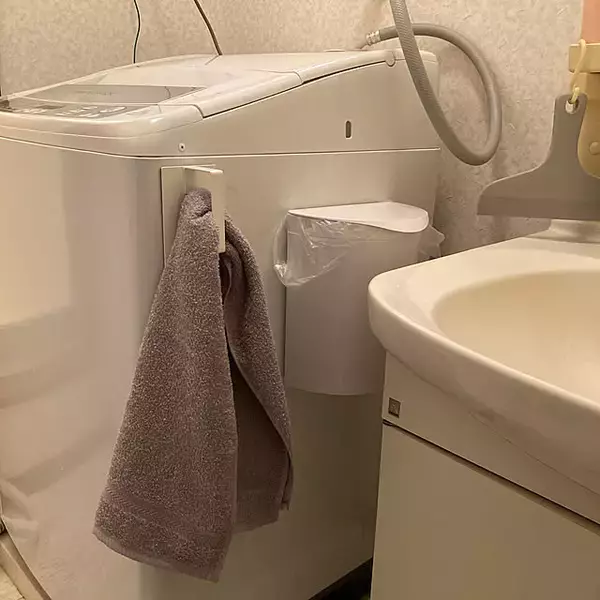 「貼るだけで簡単収納！マグネットアイテムを使って便利になった収納の実例」の画像