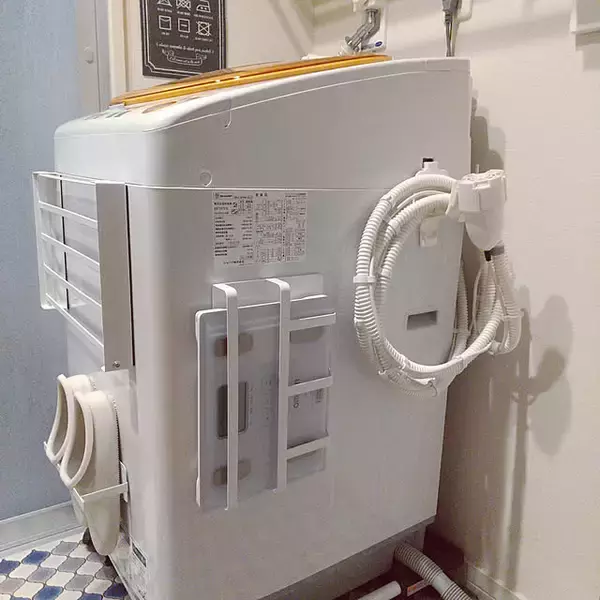 「貼るだけで簡単収納！マグネットアイテムを使って便利になった収納の実例」の画像