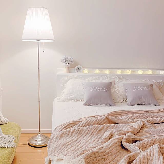 置くだけで雰囲気が変わる！IKEAの間接照明で暮らしを心地よく整えるリラックス空間のアイデア