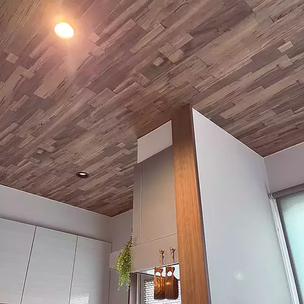 「壁紙で個性をプラス！コーディネートの幅を広げてくれるアクセントクロスのあるお部屋」の画像