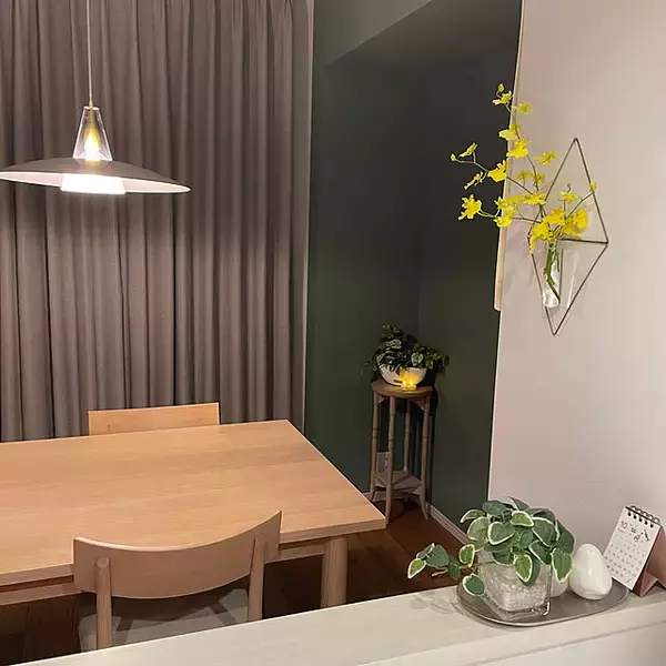 「壁紙で個性をプラス！コーディネートの幅を広げてくれるアクセントクロスのあるお部屋」の画像