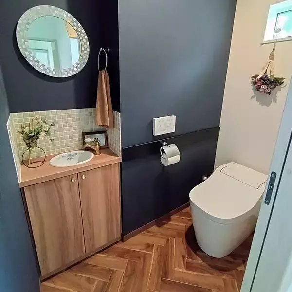 「壁紙で個性をプラス！コーディネートの幅を広げてくれるアクセントクロスのあるお部屋」の画像