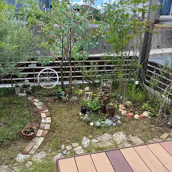 「2つのステップで憧れのスペースを実現♡庭がスッキリする掃除方法」の画像