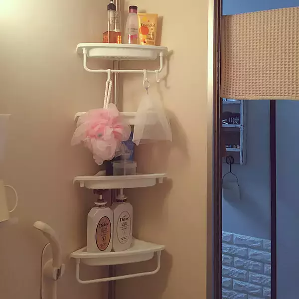 「水まわりや玄関、リビングでも！部屋の「角」を上手に活用できるニトリのコーナーラック」の画像