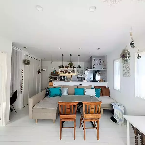 「省スペースでも快適！暮らしが広がるソファダイニングの実例6選」の画像