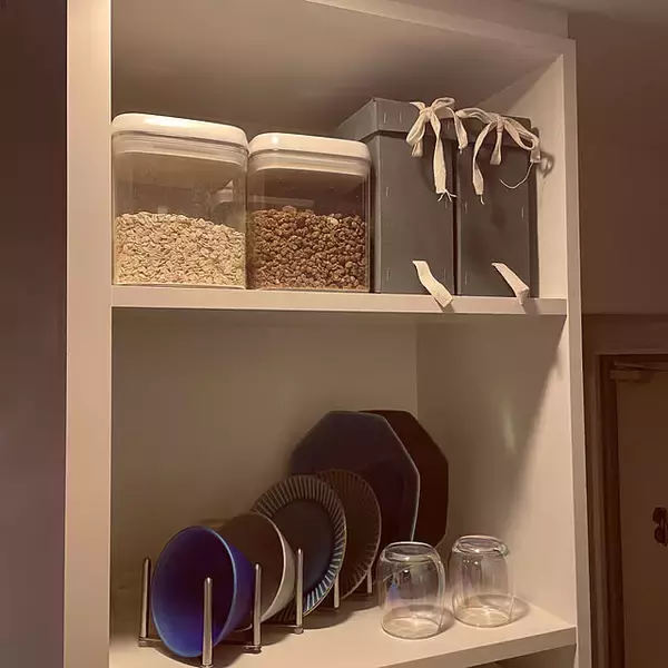 「スタイリッシュな収納アイテムとして活躍♪IKEAのVARIERA「鍋ぶたオーガナイザー」を使ったアイデア」の画像