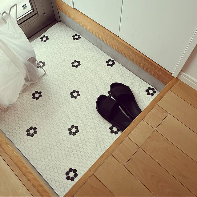 インテリアの印象を一気に変えてくれる♪おうちの床をリメイク＆DIY