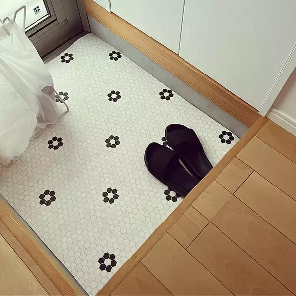 「インテリアの印象を一気に変えてくれる♪おうちの床をリメイク＆DIY」の画像