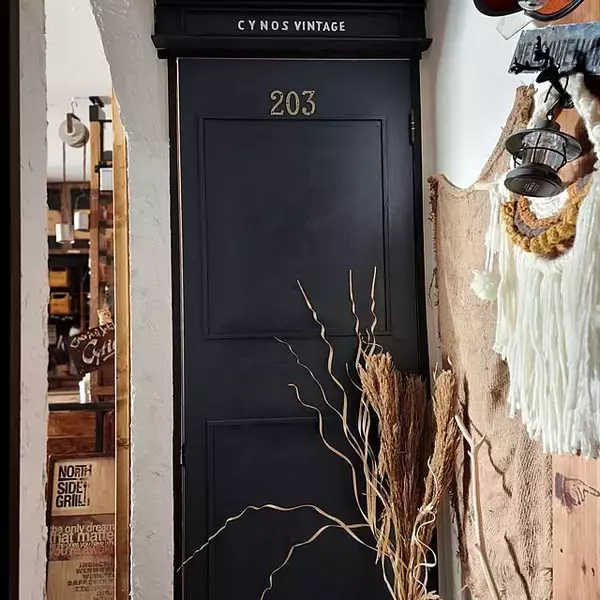 「お部屋の印象がガラリと変わる！きっとチャレンジしてみたくなるドアリメイクアイデア」の画像