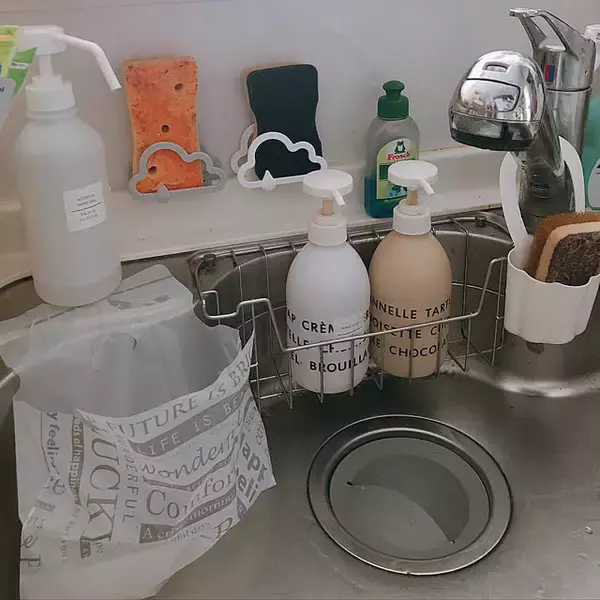 「ヌメリやニオイの防止にもなる！キッチンの三角コーナー代用品アイデア」の画像