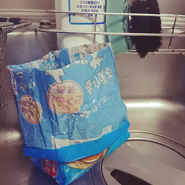 「ヌメリやニオイの防止にもなる！キッチンの三角コーナー代用品アイデア」の画像