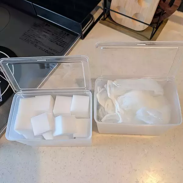 「使いやすくて見た目すっきり、ストック管理もラクになる！消耗品収納が整うセリアのアイテム」の画像