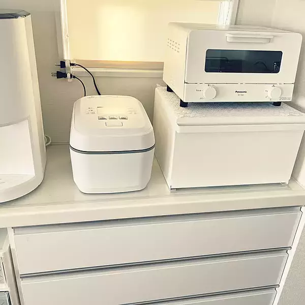「空間を幅広く使える♪収納やインテリアを整える鴨居フックの活用法をご紹介」の画像